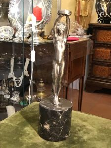 Statuetta con base in marmo